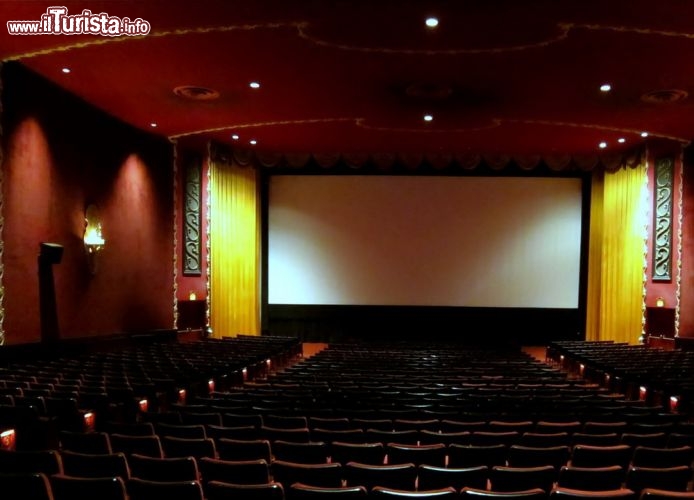 Immagine L'interno del cinema Ziegfeld Theather di New York, Stati Uniti. Situato al 141 West 54th Street, nel quartiere di Manhattan, questo storico cinema  a schermo singolo è stato aperto nel 1969 e chiuso agli inizi del 2016 - © www.nycgo.com