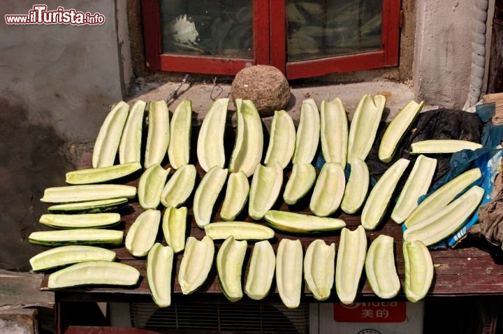 Immagine Zucchine messe ad essiccare davanti ad una abitazione di Zhouzhuang in Cina
