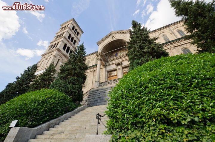 Immagine La chiesa cattolica Liebfrauen di Zurigo fu completata nel 1893, secondo lo stile delle antiche basiliche cristiane, corredata di una torre simile ai campanil romanici. Oggi sorge nel centro storico, ma al tempo della fondazione si trovava al di fuori del centro di Zurigo - © matteocozzi / Shutterstock.com