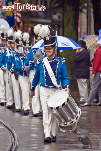 Immagine A Zurigo si celebra la Festa Nazionale Svizzera, il 1° di agosto, con spettacoli e solenni parate. La ricorrenza è festeggiata sin dal 1891, in onore dei patti che nel 1291 vennero stipulati tra i cantoni Uri, Svitto e Untervaldo, primo nucleo del paese odierno - © Fedor Selivanov / Shutterstock.com