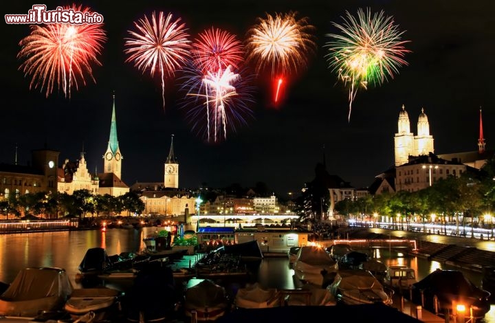 Immagine La notte a Zurigo è ancora più magica se c'è una festa e si ha la fortuna di vedere i fuochi d'artificio che esplodono nel cielo e si riflettono sull'acqua del Limmat - © gary718 / Shutterstock.com