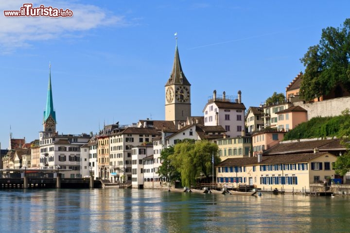 Immagine Il panorama di Zurigo è incantevole: situata al margine settentrionale del lago omonimo, la città si allunga verso ovest lungo la valle del fiume Limmat, e a nord raggiunge la valle del Glatt. Acqua e montagne si fanno ammirare con un solo colpo d'occhio - © Bertl123 / Shutterstock.com