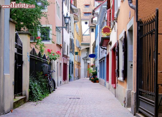 Immagine Passeggiando per Zurigo (Svizzera) scoprirete vicoli caratteristici, lastricati di ciottoli e incorniciati da palazzine colorate, apparentemente rubati a una città delle bambole. L'arteria principale è però la Bahnhofstrasse, parzialmente pedonale, con palazzi antichi e moderni, negozi e locali animati - © Ulrich Mueller / Shutterstock.com