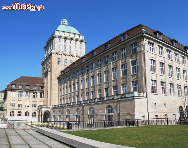 Immagine L'Università di Zurigo (in tedesco Universität Zürich), fondata nel 1833, è la più grande e importante università della Svizzera. Comprende tutte le facoltà tradizionali ed è frequentata da circa 26 mila studenti, iscritti per la maggior parte alla facoltà di lettere e filosofia. Molti ex studenti hanno ricevuto premi Nobel, soprattutto in ambito scientifico - © Alexander Chaikin / Shutterstock.com