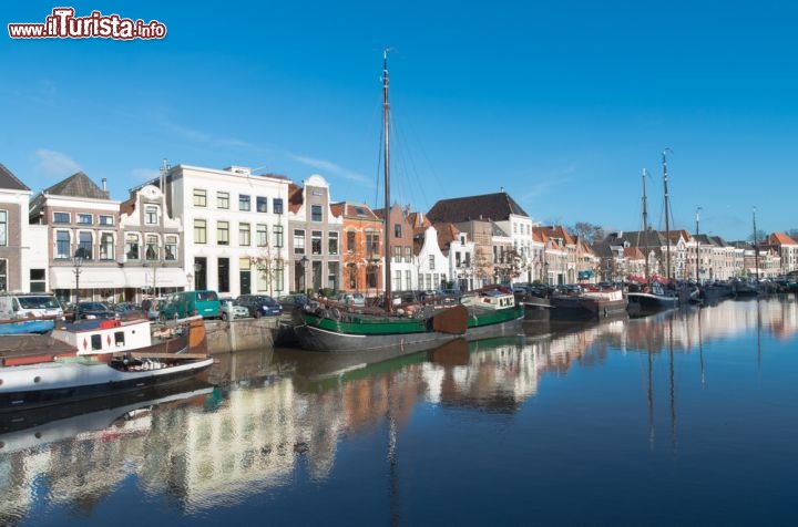 Immagine Zwolle, Olanda: le barche e le case riflesse in un canale della città dei Paesi Bassi - © hans engbers / Shutterstock.com