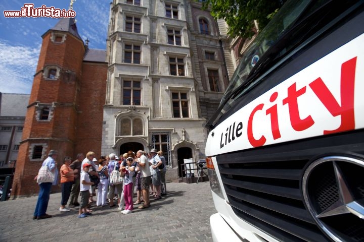 Immagine A Lille un gruppo di turisti in visita al Palais Rihour, con tour organizzato. E' uno dei monumenti più significativi di questa cittadina della Francia oltre che l'unica testimonianza del periodo in cui i duchi di Borgogna regnarono a Lille. Con le guide dei tour organizzati se ne può scoprire tutta la storia -  OT Lille / © Laurent Ghesquiere