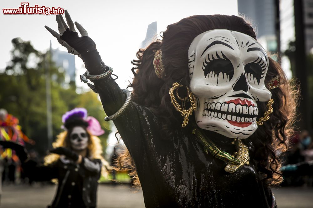 Immagine A Città del Messico il clima di avvicinamento al Día de Muertos si avverte già qualche settimana prima del 2 novembre, con appuntamenti e sfilate.