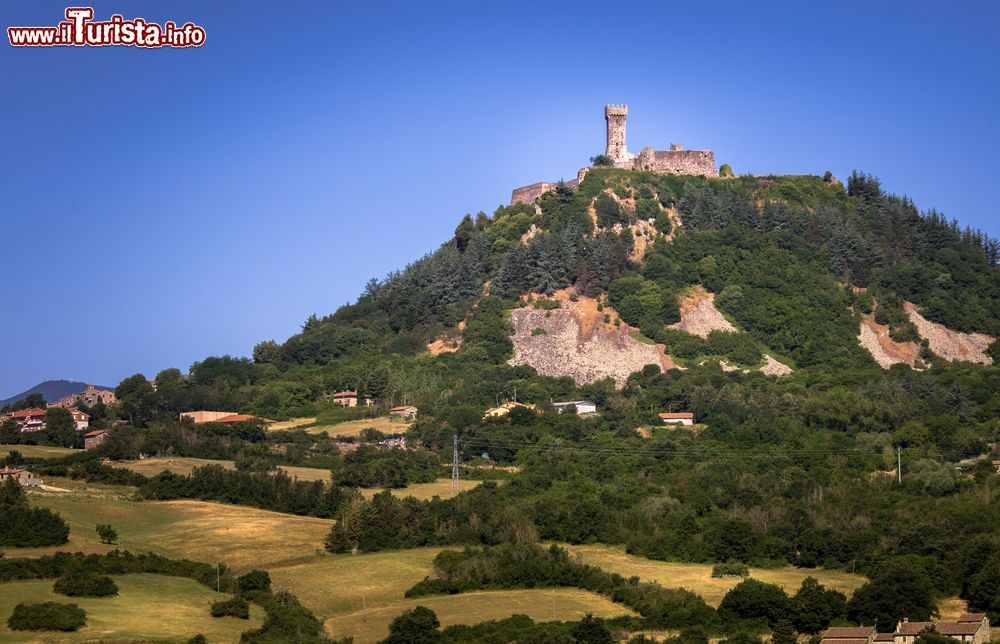 Immagine La fortezza di Radicofani in Toscana: dalla rocca di Ghino di Tacco si domina l'intera Val d'Orcia.