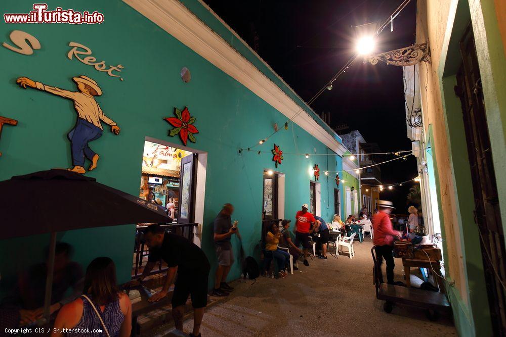 Immagine A passeggio in una stradina della vecchia San Juan a Porto Rico. Qui si possono trovare musica, cuina tipica e divertimenti anche a tarda notte - © ClS / Shutterstock.com