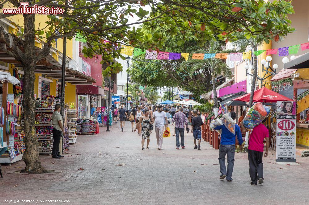 Immagine A passeggio sulla 5th Avenue, la principale strada di Playa del Carmen (Messico) - © posztos / Shutterstock.com