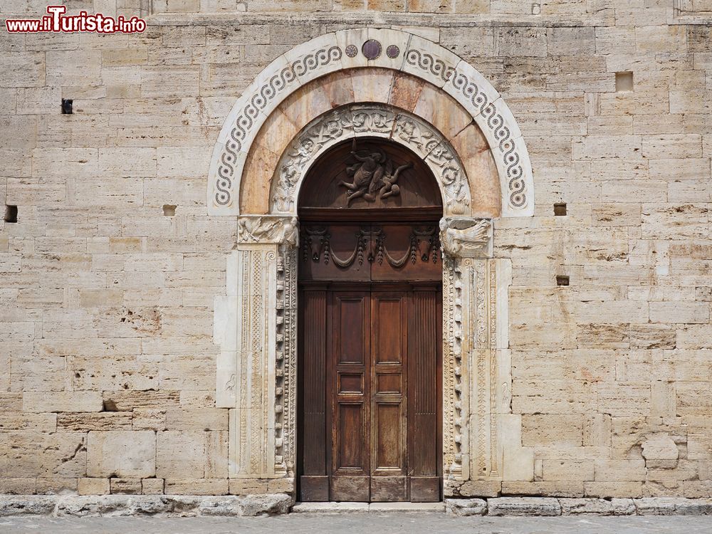 Immagine La porta d'ingresso della chiesa di San Michele Arcangelo a Bevagna, Umbria, Italia. Costruito dai maestri Binello e Rodolfo, questo edificio religioso risale alla fine del XII° secolo. Nel 1741 la collegiata venne ristrutturata in forme barocche.