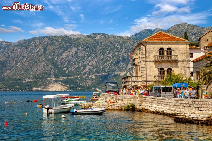 Immagine A spasso per la città di Cattaro, Montenegro. Circondato da un'imponente cinta muraria, il centro storico di Cattaro è ancora ben conservato e fa parte della lista dei Patrimoni dell'Umanità dell'Unesco - © Nightman1965 / Shutterstock.com