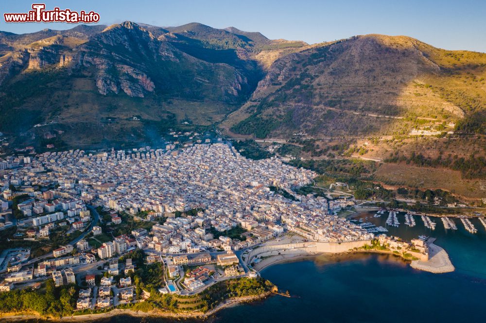 Immagine A volo d'uccello su Castellammare del Golfo, il borgo marino della costa nord-occidentale della Sicilia