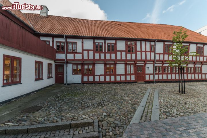 Immagine Un edificio storico nella città danese di Aalborg, nel nord della penisola dello Jutland - foto © Arth63 / Shutterstock.com