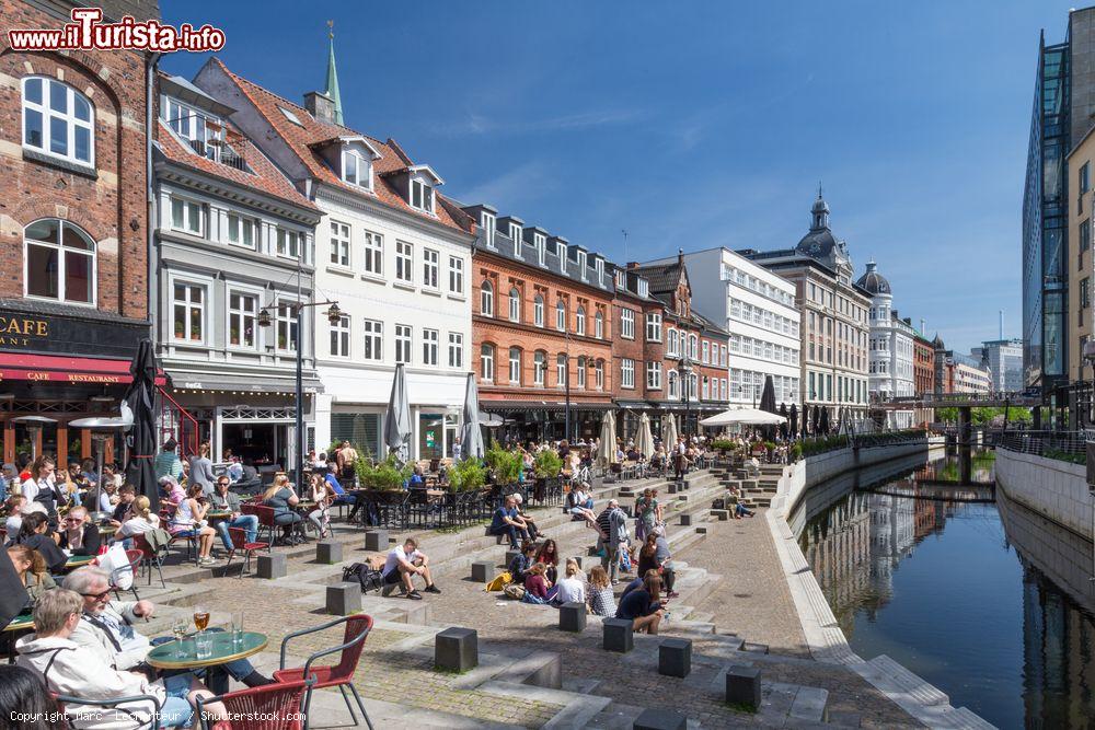 Immagine Aarhus, Danimarca: la promenade del Aboulevard, lungo il fiume omonimo della seconda città della Danimarca - © Marc Lechanteur / Shutterstock.com