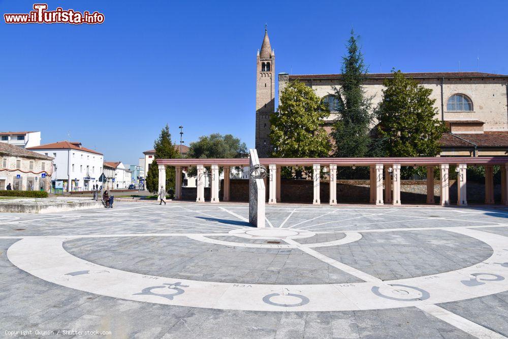 Immagine Abano Terme, Padova (Veneto): l'orologio solare nella piazza della città - © Okunin / Shutterstock.com
