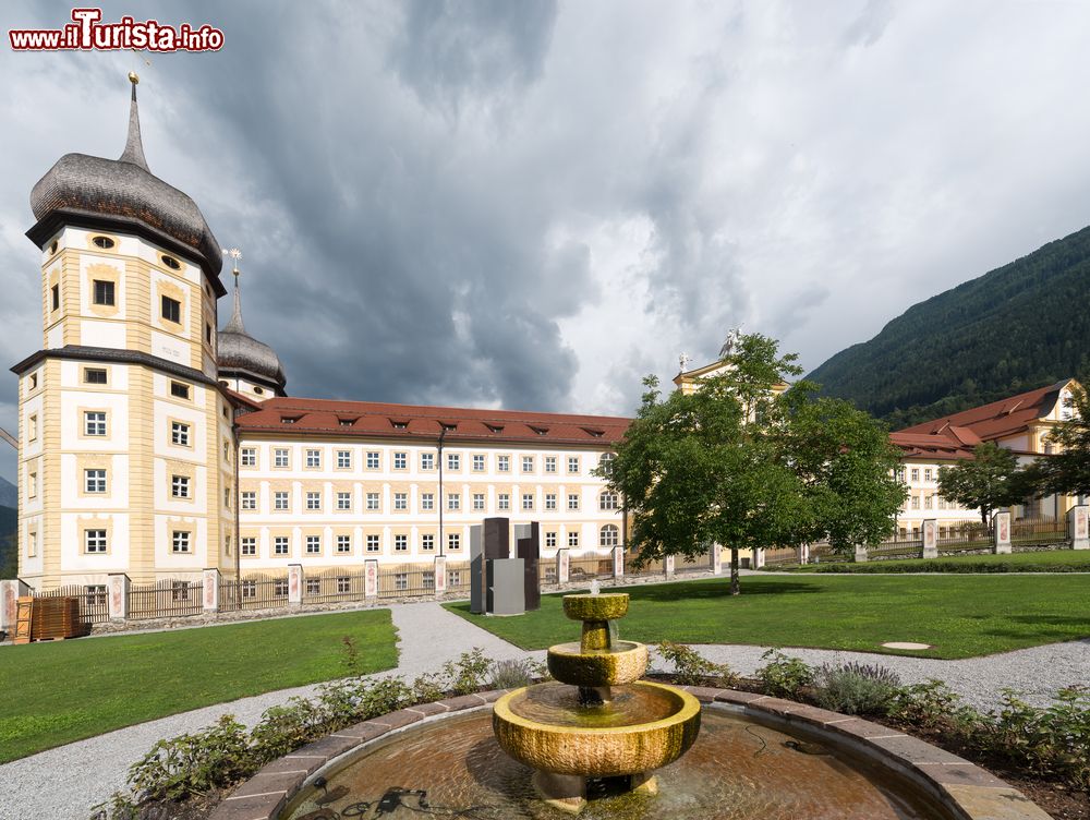 Immagine L'abbazia cistercense di Stams, Austria. Fondata nel 1273 da Mainardo II° di Tirolo-Gorizia e dalla consorte Elisabetta di Baviera, venne completamente ricostruita a partire dal 1692 e terminata nel 1724.