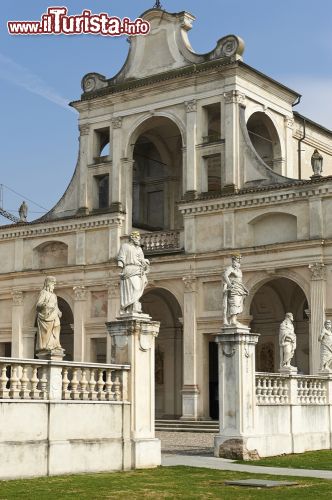 Immagine L'Abbazia di San Benedetto Po, fa parte del complesso monastico di Polirone costruito nel 1007, uno dei capolavori storico-.artistici della Lombardia - © m.bonotto / Shutterstock.com