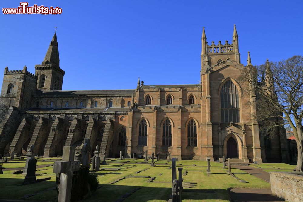 Immagine Una bella veduta panoramica sull'abbazia del XIII° secolo a Dunfermline, Scozia, UK.