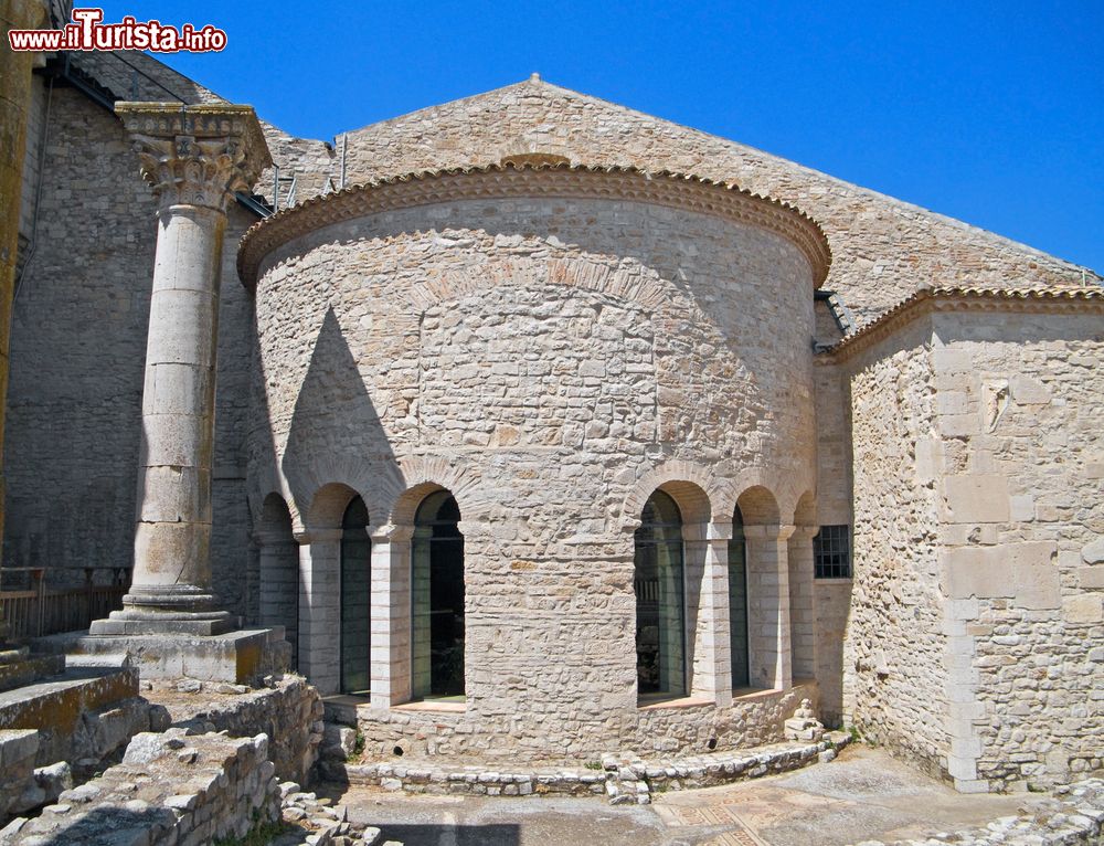 Immagine L'abbazia della Santissima Trinità di Venosa, Basilicata. Qui si trovano tracce ereditate da Romani, Longobardi e Normanni.