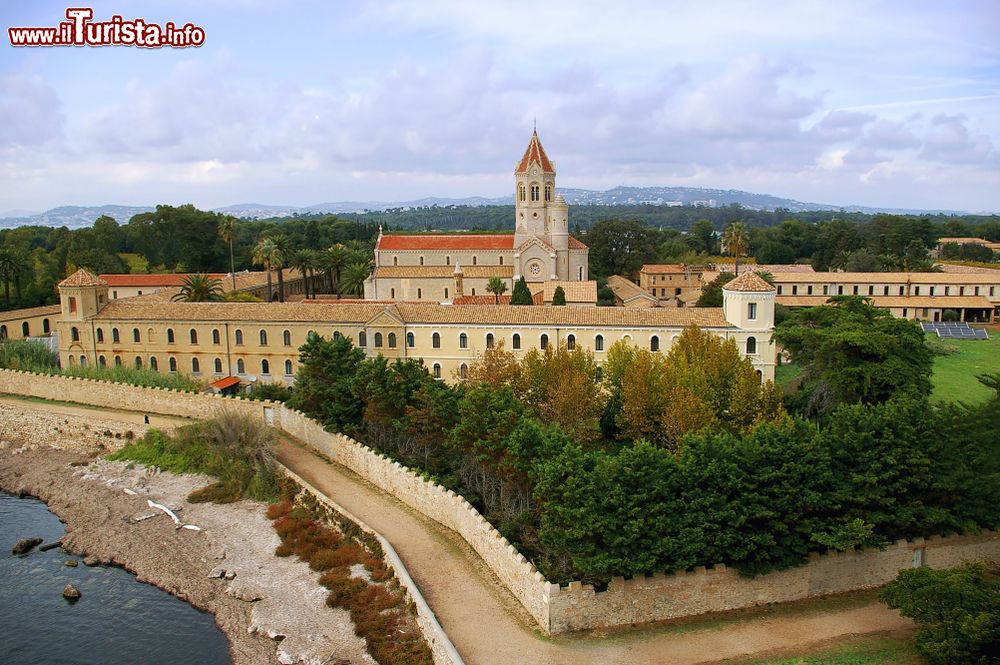 Immagine L'abbazia di Lerino sull'isola di Saint-Honorat, Francia. Situata di fronte a Cannes, in Provenza, questa abbazia medievale ha origini che risalgono al IV° secolo anche se venne completata solo tra l'XI° e il XIV° secolo. Attualmente ospita una comunità di monaci cistercensi.