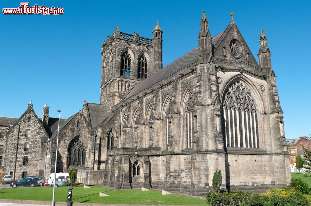 Immagine L'abbazia di Paisley, Scozia, UK. Luogo di sepoltura dei primi Stuart, questo edificio religioso ospita anche la Barochan Cross, croce celtica del X° secolo. Secondo la tradizione proprio qui 700 anni fa William Wallace (Bravehearth) venne educato.