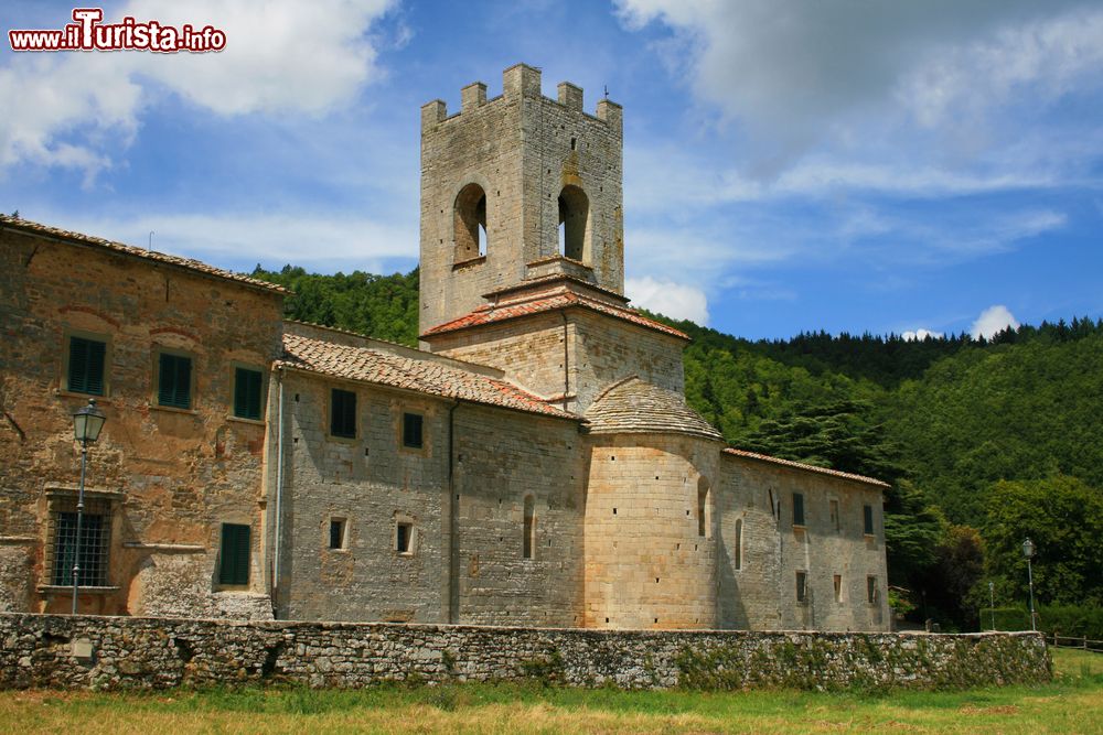 Immagine L'abbazia di San Lorenzo a Coltibuono in Gaiole in Chianti, Toscana. Questa ex abbazia trasformata in villa venne fondata nel 1049 dalla famiglia Firidolfi e donata successivamente a san Giovanni Gualberto.