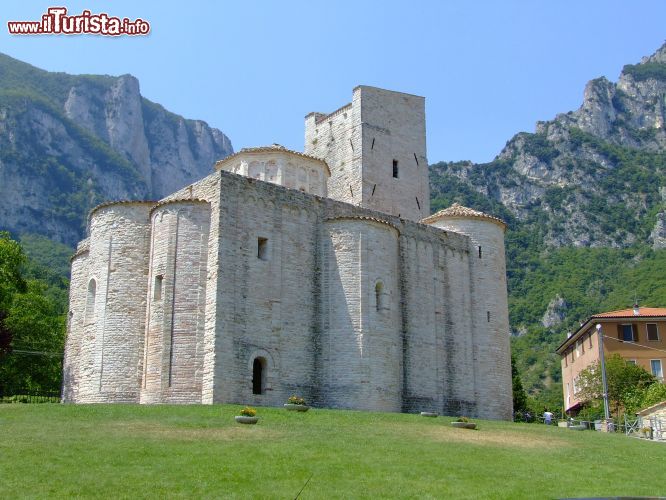 Immagine La solitaria Abbazia di San Vittore vicino a Frasassi, comune di Genga (Marche) - © Massimo Roselli - CC BY-SA 2.5 - Wikimedia Commons.