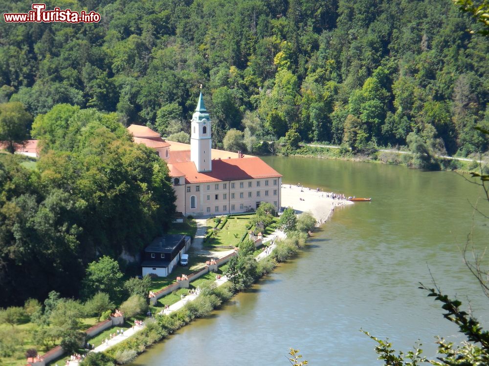 Immagine L'abbazia di Weltenburg, nei pressi di Kelheim, Germania. L'antico edificio religioso benedettino è una perfetta armonia fra natura e architettura. Fondata dai monaci di San Colombano, è l'abbazia più antica della Baviera.