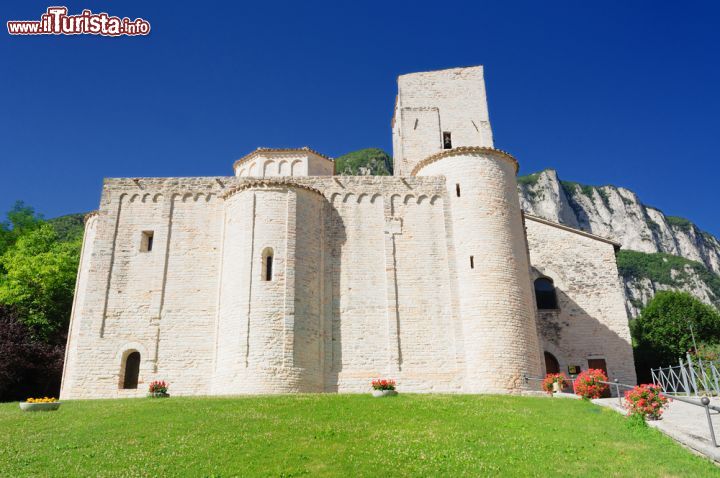 Immagine L'Abbazia di San Vittore alle Chiuse. Ci troviamo vicino a Genga, non lontano dalle Grotte di Frasassi, nella regione Marche - © Sfocato / Shutterstock.com