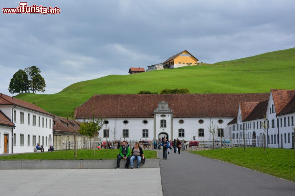 Immagine Abbazia territoriale di Einsiedeln, Svizzera, in una giornata nuvolosa.