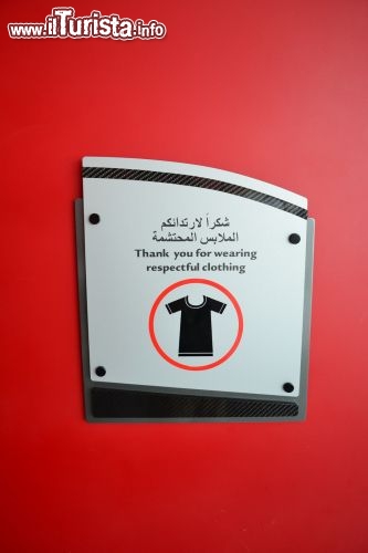 Immagine L'abbigliamento ad Abu Dhabi, come nel resto degli Emirati Arabi Uniti, deve essere sobrio e rispettoso della tradizione musulmana. In alcuni luoghi, in particolare, può essere esplicitamente richiesto un dress-code appropriato.