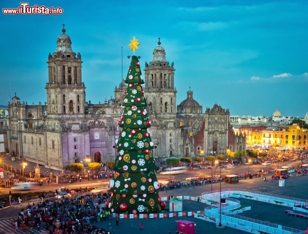 Immagine L'abero di Natale del Zocalo a Mexico City  - ©  Belikova Oksana / Shutterstock.com