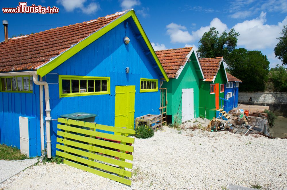 Immagine Le facciate variopinte delle cabine in legno dei pescatori di ostriche a Chateau-d'Oleron, isola d'Oleron, Francia.