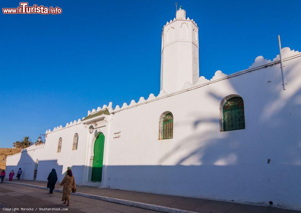 Immagine Abitanti di Asilah, Marocco, nei pressi dell'antica moschea cittadina - © Morocko / Shutterstock.com