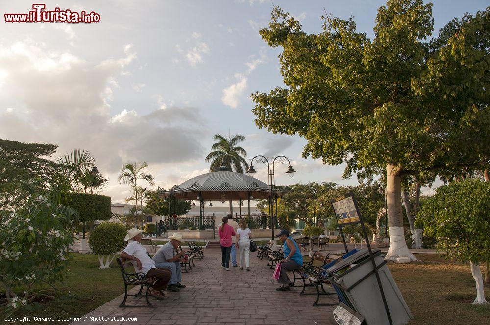 Immagine Abitanti di Tizimin in relax nella piazza principale della città, Yucatan, Messico - © Gerardo C.Lerner / Shutterstock.com