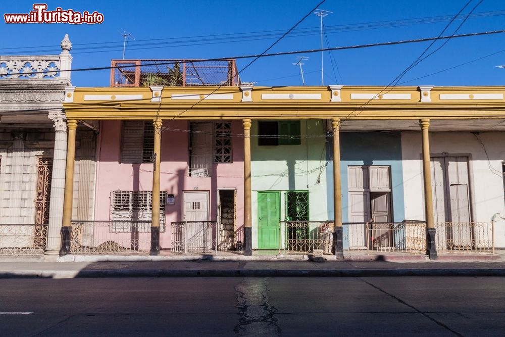 Immagine Un'abitazione un po' malmessa, in stile coloniale, nella città di Guantánamo, Cuba.