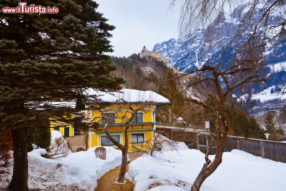 Immagine Un'abitazione di Werfen e del castello imbiancati dalla neve, Austria.