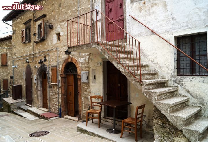 Immagine Un'abitazione nell'antico centro storico di Castelluccio di Norcia, prima del terremoto del 2016 - © Liudmila Parova / Shutterstock.com