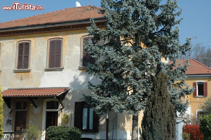 Immagine Le abitazioni degli operai a Crespi d'Adda- una parte di fondamentale importanza nel contesto del villaggio operaio di Crespi d'Adda, furono le case degli operai. Di aspetto semplice ma dignitoso, disposte ciascuna equidistante dall'altra, queste abitazioni erano pensate per ospitare sia l'operaio che il suo nucleo familiare, i cui diritti sulla casa cessavano nel momento dell'interruzione del rapporto di lavoro. 