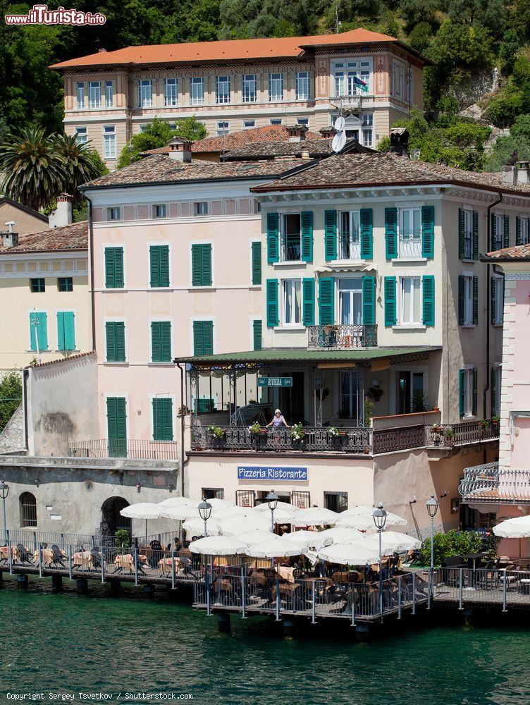 Immagine Abitazioni e locali affacciati sul lago di Garda a Gargnano, Lombardia, Italia. Sulle facciate di alcuni edifici sono murate palle di cannone a ricordo del bombardamento navale avvenuto nel 1866 - © Sergey Tsvetkov / Shutterstock.com