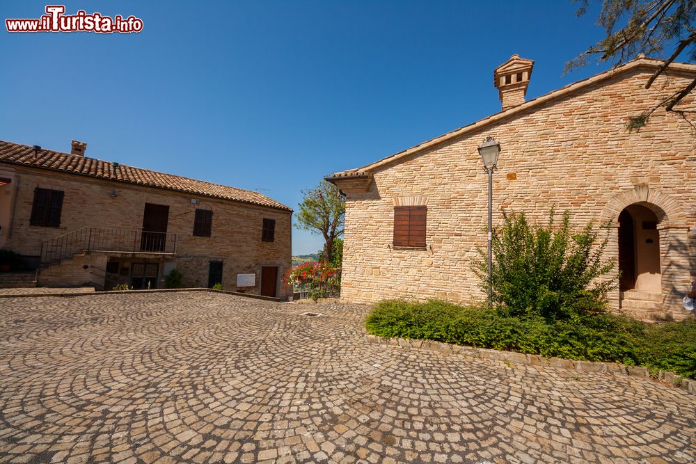Immagine Abitazioni in mattoni a Offagna, Ancona, Marche.
