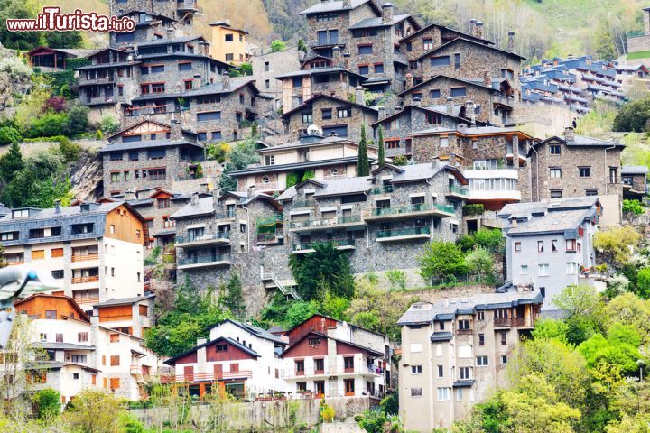 Immagine Abitazioni sui Pirenei a Andorra la Vella, Andorra. Incastonata sui Pirenei fra Spagna e Francia, questa graziosa città è anche la più alta capitale d'Europa - © Iakov Filimonov / Shutterstock.com