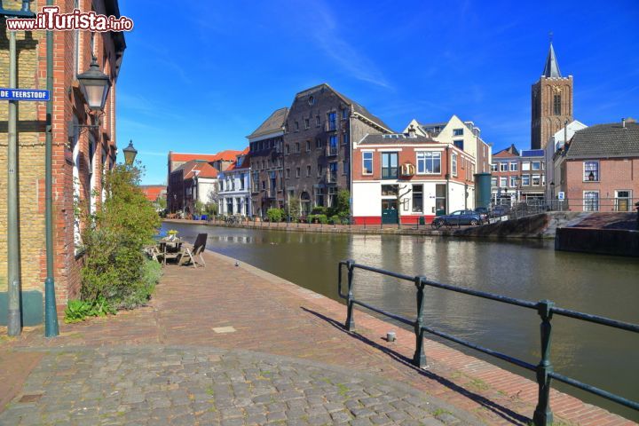 Immagine Abitazioni tradizionali su un lato del canale di Schiedam, Olanda.