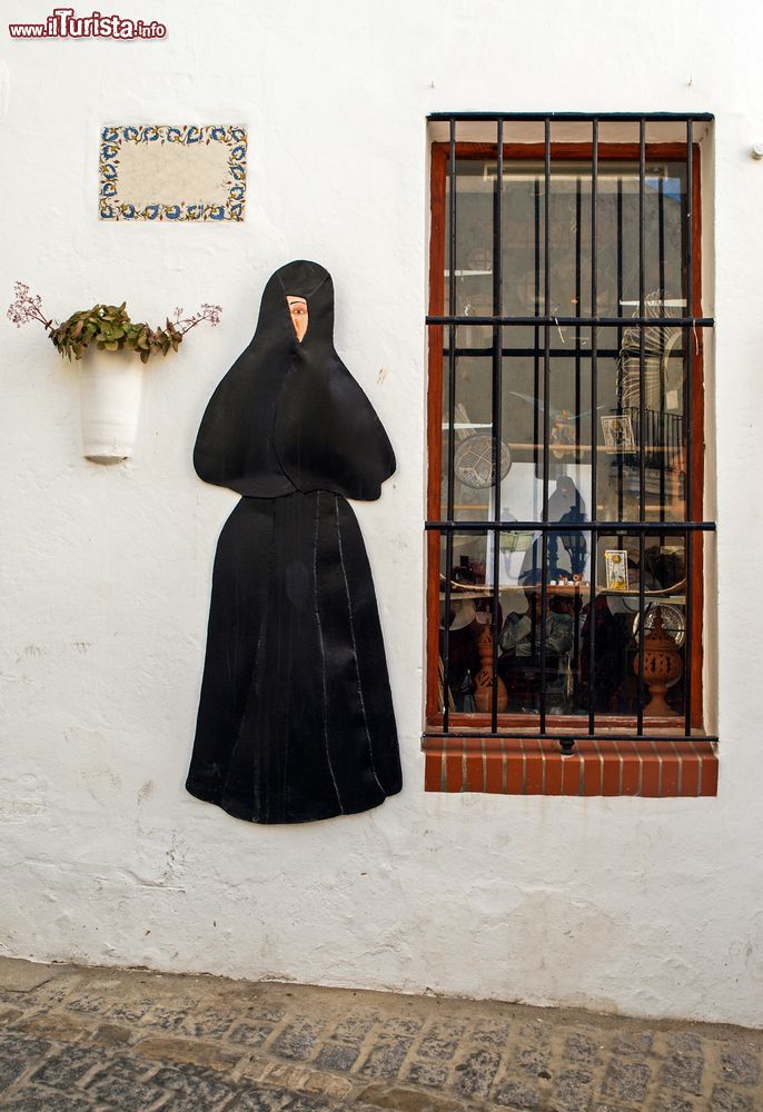 Immagine Abito tradizionale femminile nel villaggio bianco di Vejer de la Frontera, Andalusia, Spagna.