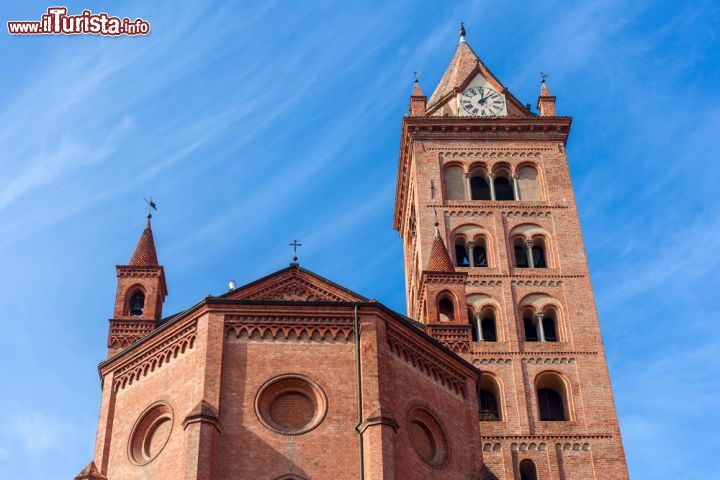 Immagine Abside della Cattedrale di Alba e campanile, Piemonte, Italia. Costruita in stile gotico e con mattonicni rossi, la cattedrale di San Lorenzo si presenta con una bella torre campanaria del XIII° secolo - © Rostislav Glinsky / Shutterstock.com