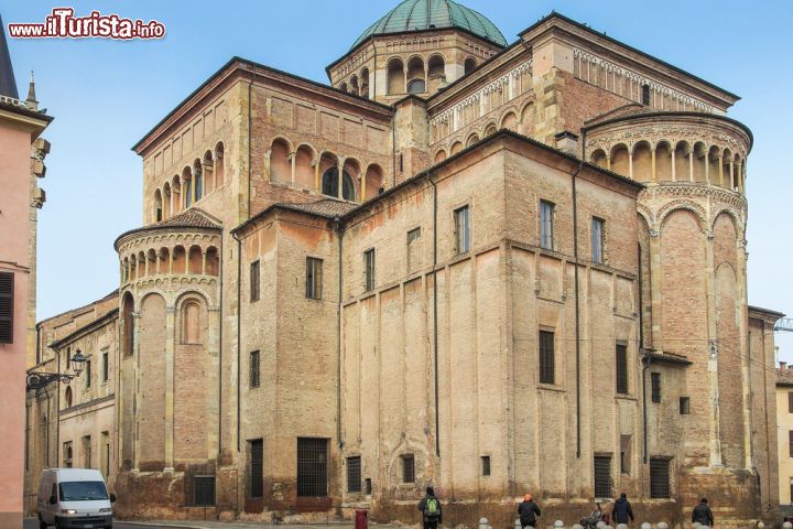 Immagine Il retro della storica Cattedrale di Santa Maria Assunta: il Duomo di Parma - questo storico edificio, vero e proprio simbolo della città di Parma, si erge in tutta la sua imponenza e armonia delle forme nel centro storico. Costruita originariamente in stile romanico ma arricchita in seguito da tocchi gotici e barocchi, questa maestosa cattedrale, di cui vediamo qui l'abside circolare uno dei maggiori tesori artistici dell'Emilia Romagna. - © iryna1 / Shutterstock.com