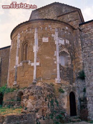 Immagine Abside della Concattedrale di San pietro a Sovana, Toscana. Forma tondeggiante per l'abside di questo luogo di culto di Sovana che ospita sul suo territorio interessanti testimonianze religiose - © Claudio Giovanni Colombo / Shutterstock.com