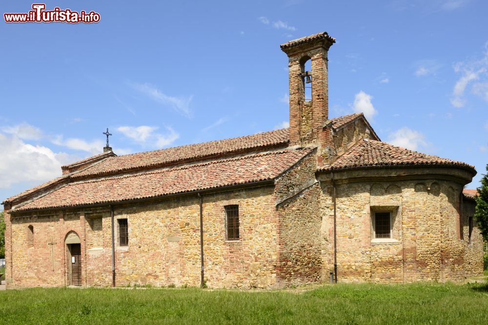 Immagine Abside e lato sud della pieve di Volpedo, Piemonte, Italia. L'esterno della chiesa rurale con battistero in stile romanico nel piccolo villaggio di Volpedo, in provincia di Alessandria.