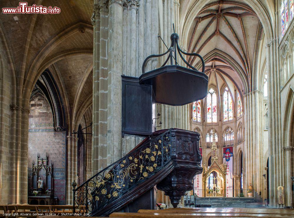 Immagine Abside e pulpito nella navata della cattedrale di Santa Maria a Bayonne, Francia. Monumento storico dal 1862, è sormontata da due campanili alti alti 85 metri - © Alvaro German Vilela / Shutterstock.com